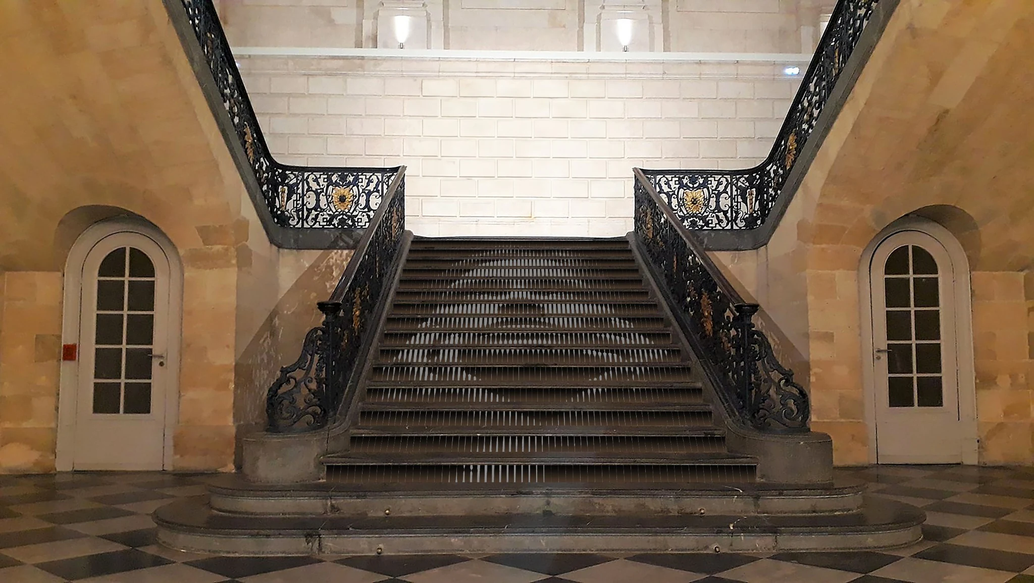 Palais de la Bourse de Bordeaux — grand escalier en marbre noir des Pyrénées sublimé par l’art optique